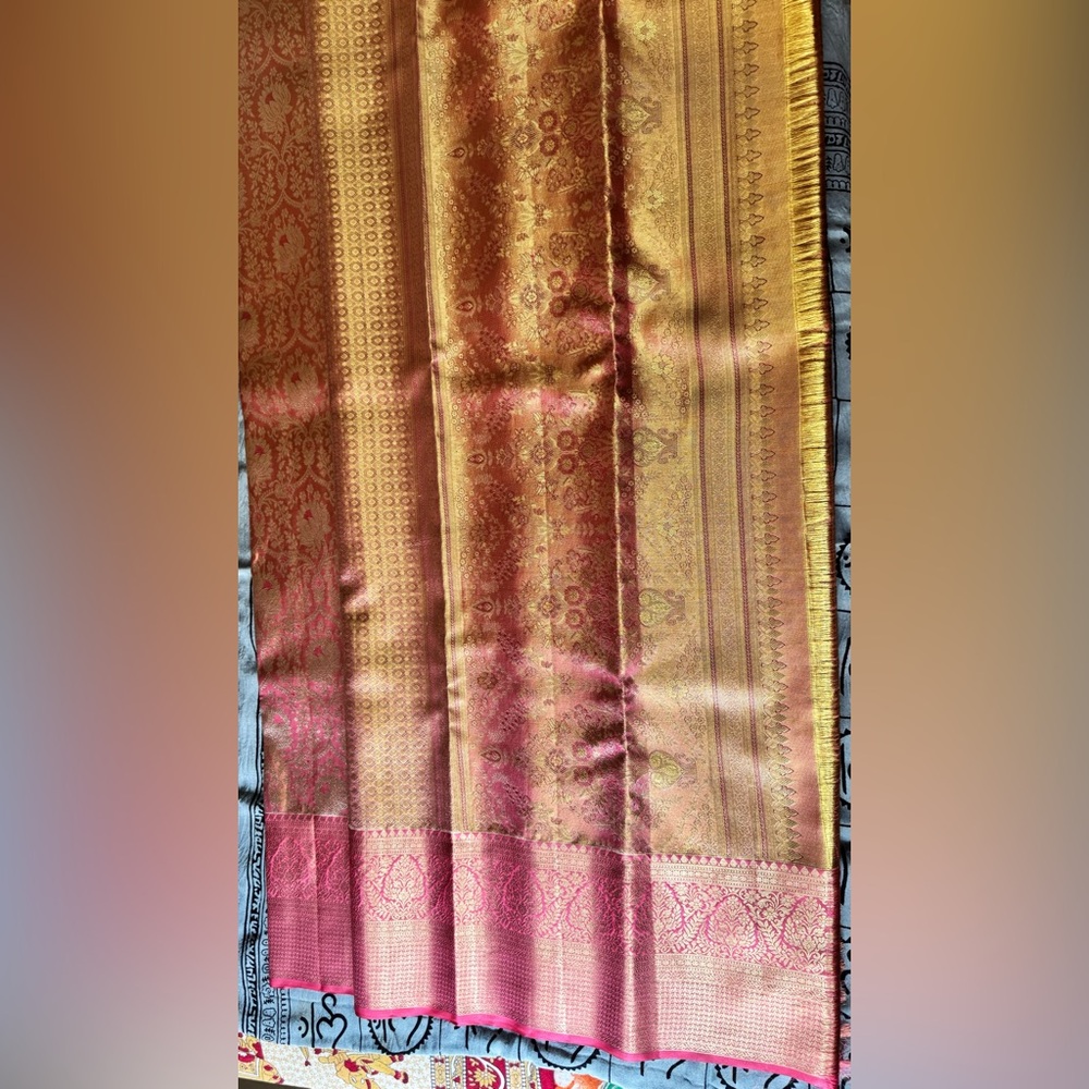 Stunning Pink/Peach and Gold Handwoven Kanjeevaram Silk and Pure Zari Saree - Picture 14 of 16